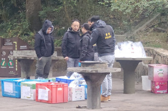 警員及消防員接報到場，初步點算有59樽化學物品，現正封鎖現場調查。 林思明攝