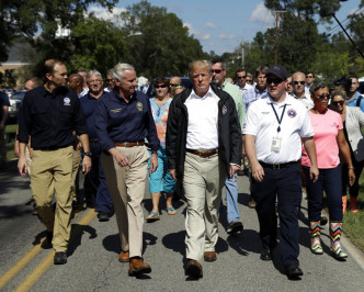 特朗普到南、北卡罗来纳州，与灾民见面、拥抱及送上安慰的说话。AP
