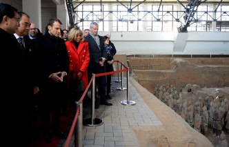 法国总统马克龙参观秦始皇帝陵博物院一号兵马俑坑。