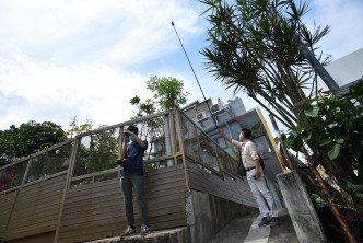 幾名西貢區議員到涉事的「牌照屋」了解情況