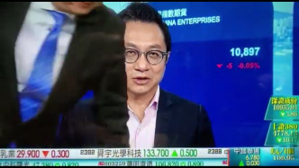 財經台直播節目，蔡康年突然入鏡。 TVB片段截圖