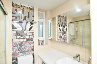 浴室以白色为主调，再配上一面涂鸦墙，增添趣味。