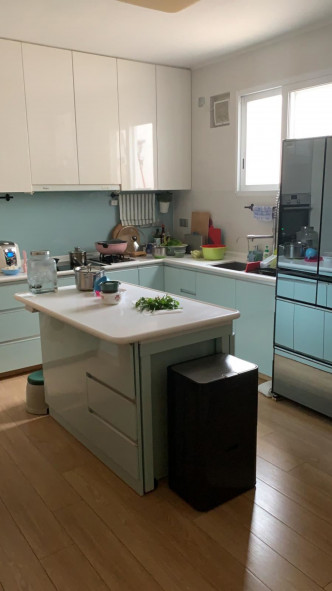 廚房設有多組廚櫃，提供收納空間。
