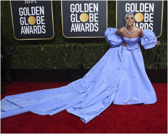 Lady Gaga由头到脚全身粉蓝色化成灰姑娘。AP