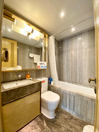 浴室設有名牌坐廁、洗手盆及浴缸。