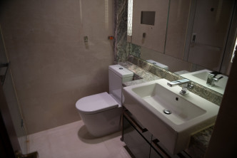 浴室造有大鏡，方便整理儀容。
