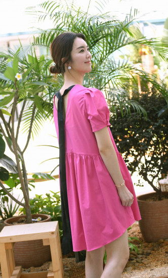裙襬採用前短後長剪裁的連身裙/$1,890，背面配以黑色搭帶，營造搶眼的對比視效。
