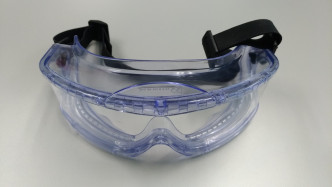 医院将分配一款更贴面及更佳保护性的护目镜（goggles）予病房。伊院通 Q E H 员工资讯台图片