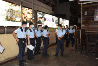 大批警員昨晚深夜巡查尖沙嘴酒吧區。