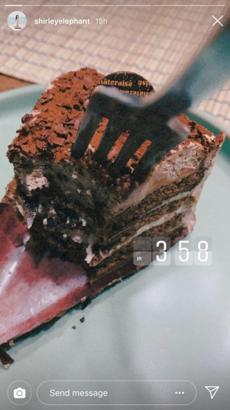 女友陳欣妍昨日凌晨都上載過蛋糕照，未知是否已跟男友一齊於12點吹蠟燭慶生呢？