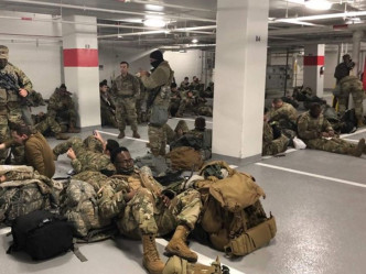 部分国民警卫军被拍摄到在国会山庄停车场要席地而睡。twitter