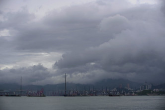 「海高斯」逐渐远离本港，本港风势减弱。
