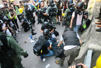 「光复屯门公园」游行爆发冲突事件，当日多人被捕。 资料图片