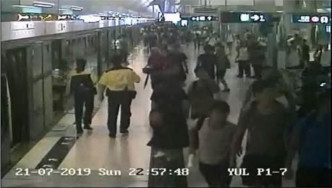 晚上 10 时 57 分，车站职员在元朗站月台协助关门，但未能成功，
期间被指骂。港铁图片