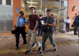 陳浩天被押離大廈時呼籲港人罷工，並大叫「香港人加油」。 林思明攝