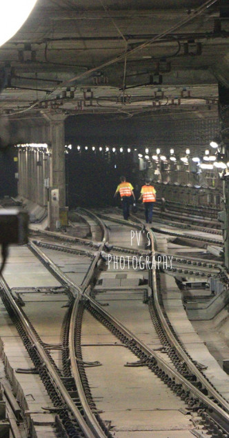 有港鐵人員到路軌進行搶修工作。香港突發事故報料區PV Chau‎圖片