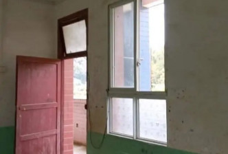 有內地網民指古天樂在貴州遵義市捐款興建的學校被荒廢。網上圖片