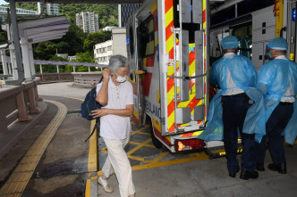 男子由救护车送院抢救。