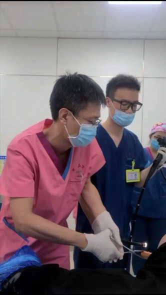医生用电子结肠镜在直肠看见了面粉棍。互联网图片