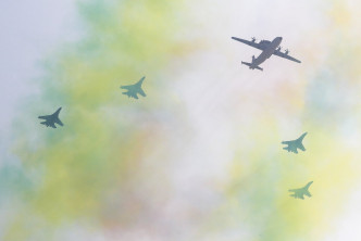 北京上空戰機噴射彩虹。AP