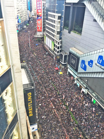 大批市民在隊頭前加入遊行引起混亂。