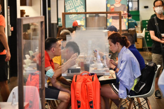 餐飲服務業職位空缺數目大減。資料圖片