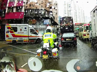 交通警員讓路予救護車先行。網民Cheung Michael圖片