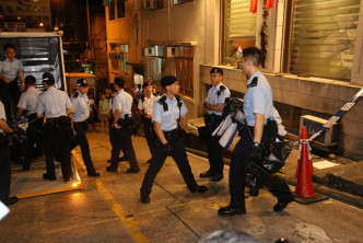 警方亦在位於明園西街的「香港第一青年會義工團」取走證物。