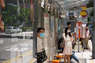 市民戴口罩等巴士。