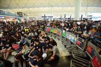 大批身穿黑衣的示威者今日繼續在機場集結