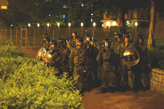 紅磡海韻軒外有人群聚集與警員對峙