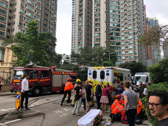 多名外籍途人行经现场，上前查看并慰问伤者。facebook香港突发事故报料区Cz Chow‎图片