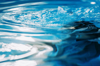 泳兒拍攝時撳極救生衣個浮水掣都撳唔到，嗰刻以為自己會死喺水底。