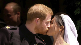 哈里王子和妻子梅根深情一吻。AP