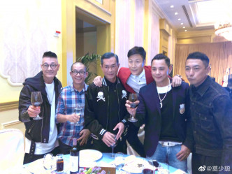林国斌跟莫少聪、古天乐、姜皓文和卢惠光合照。