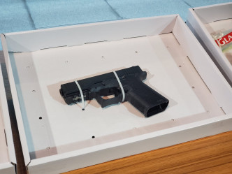 警方于天后检获一把9mm怀疑格洛克（Glock）半自动手枪。