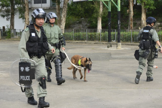 警方在示威中出動警犬。資料圖片