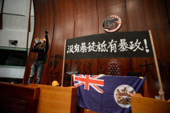 大批示威者7月1日冲击立法会。资料图片