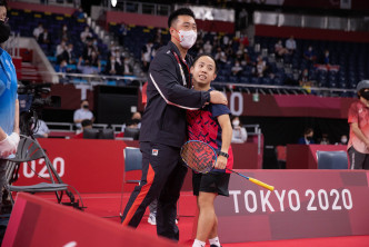 朱文佳完场后拥抱教练。 香港残疾人奥委会暨伤残人士体育协会图片