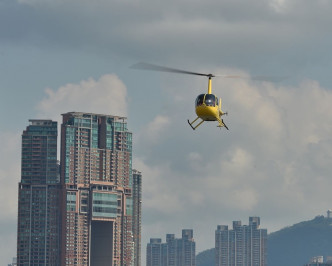 直升機今早飛過維港上空後，降落在中環海濱活動空間。