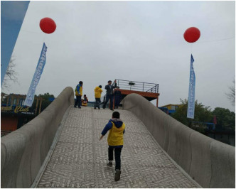 步行桥其强度可承载站满行人。