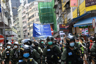 警方警告示威者散去。