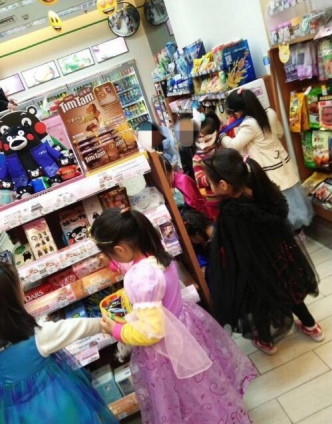 上海有家長萬聖節帶一群兒童到便利店要糖果 。網上圖片