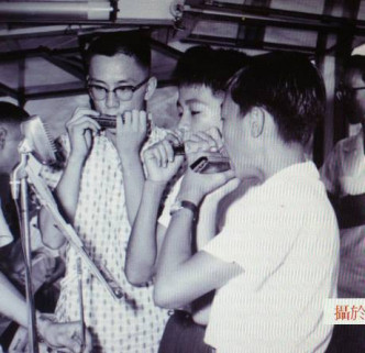沾叔（左）中学时已很爱吹口琴。
