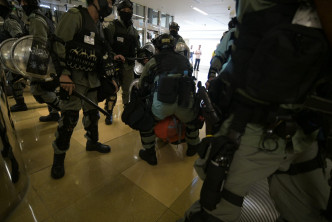 警方拘捕示威者。