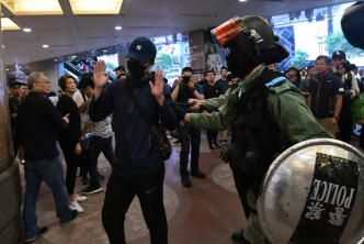 防暴警察在场截查。