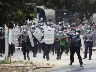 缅甸警方开枪镇压示威者至少两死。AP