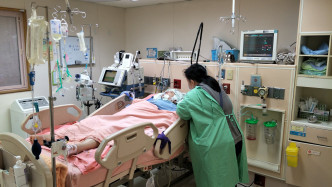 王永彰妹妹在加護病房，全身插滿倚賴維生的塑膠管，睜不開雙眼，四肢無法動彈。王永彰fb