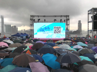 参加市民举起雨伞。