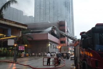 消防接報到場架起雲梯射水。